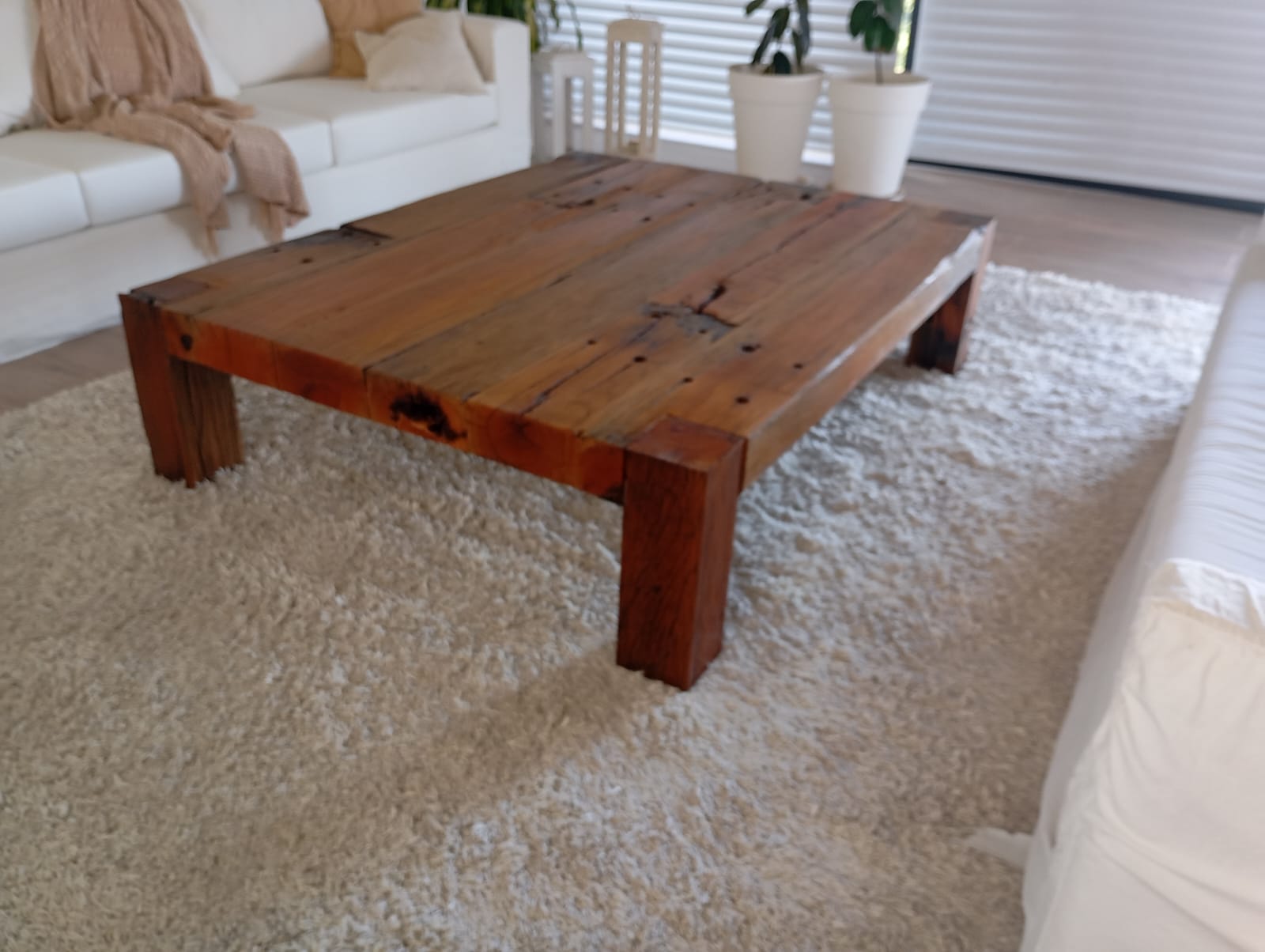 Mesa ratona de quebracho en sala de estar