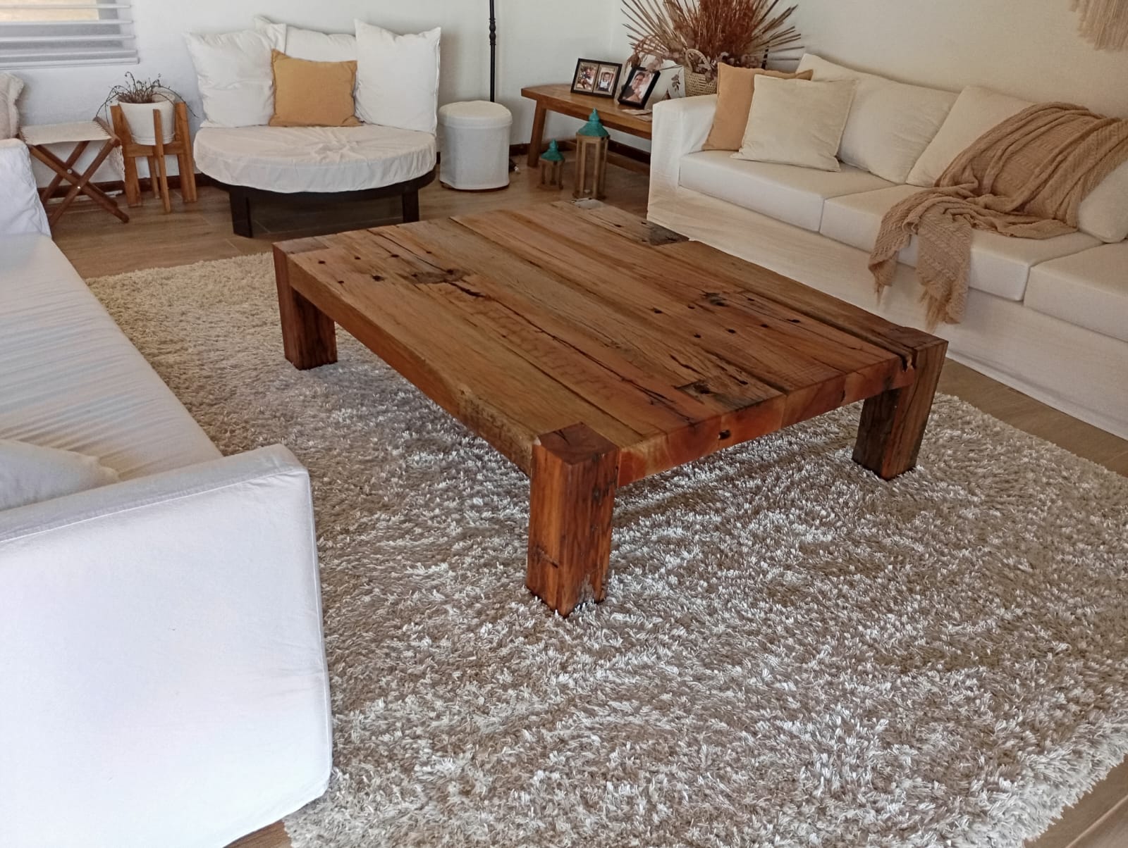 Mesa ratona en living contemporáneo