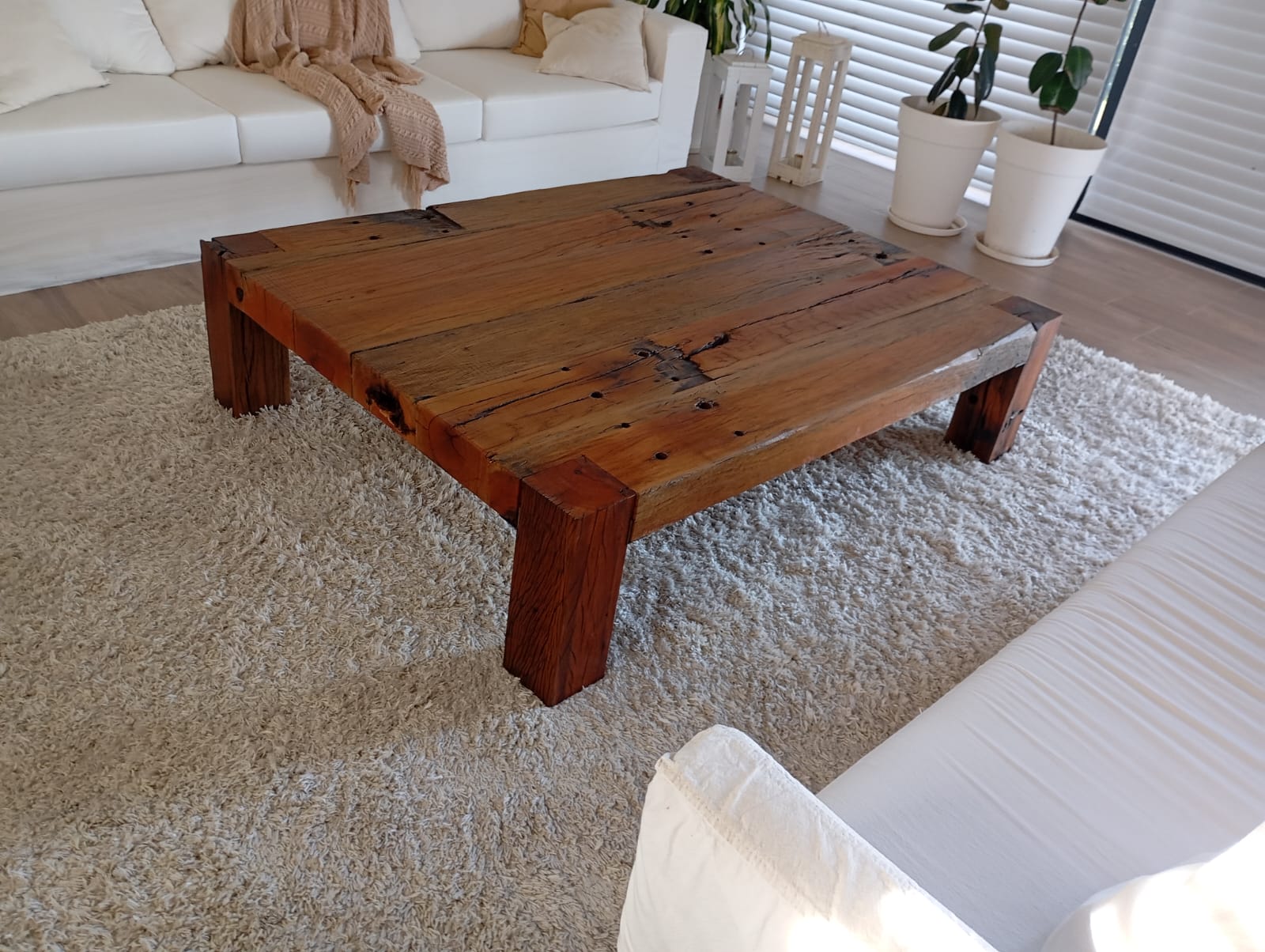 Mesa ratona quebracho ambiente moderno