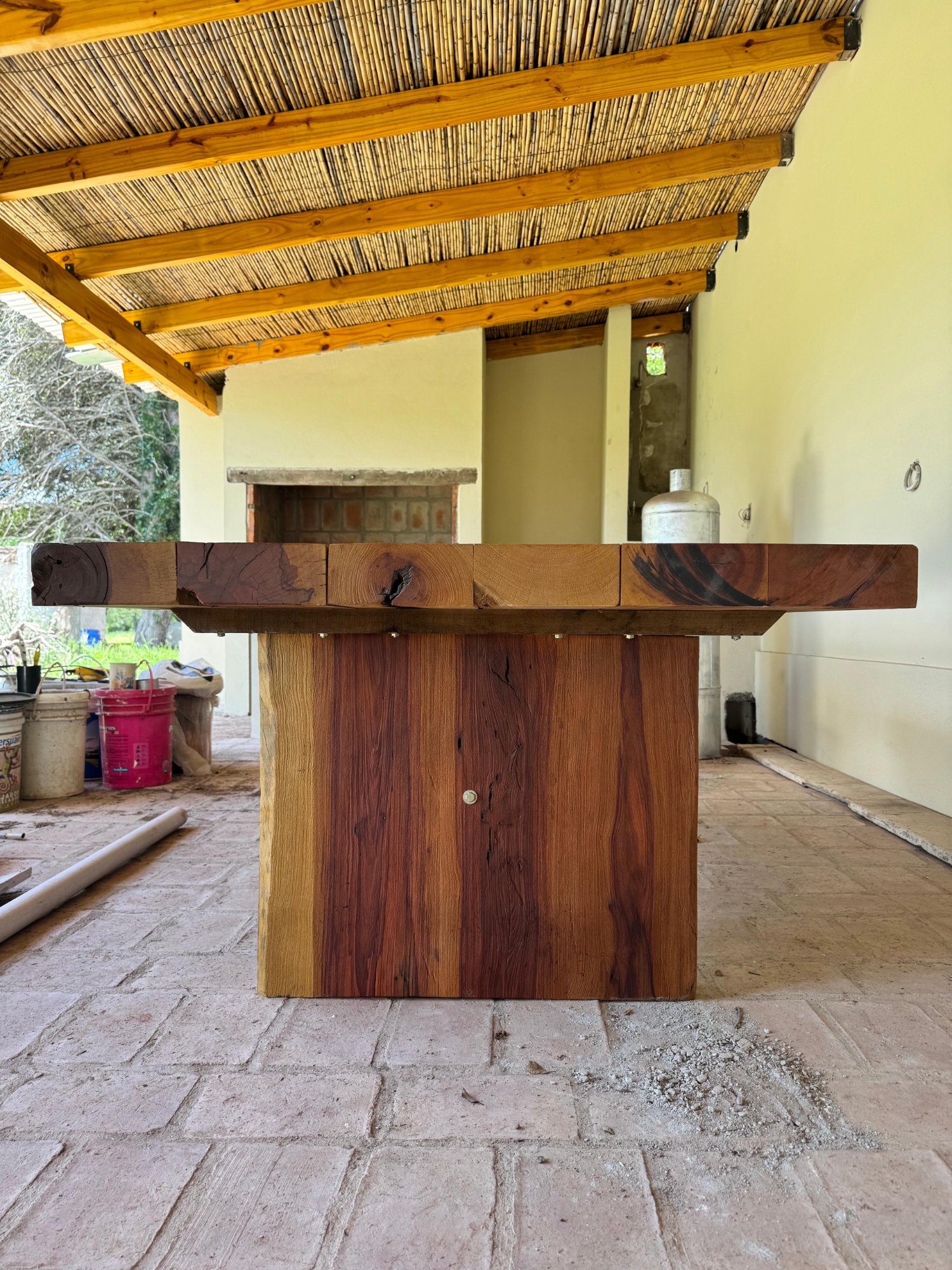 Mesa alta de quebracho vista extremo