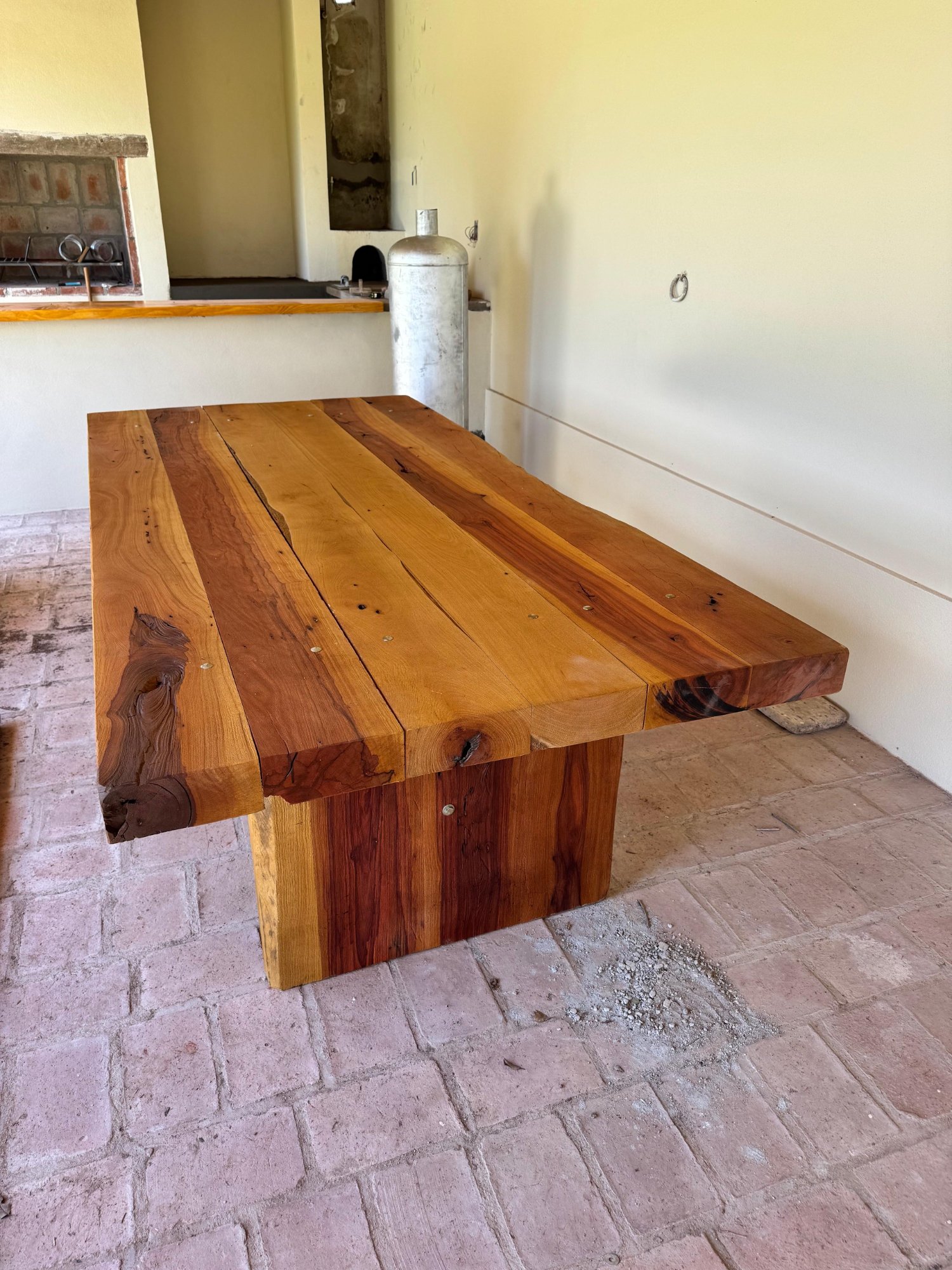 Mesa alta de quebracho vista lateral