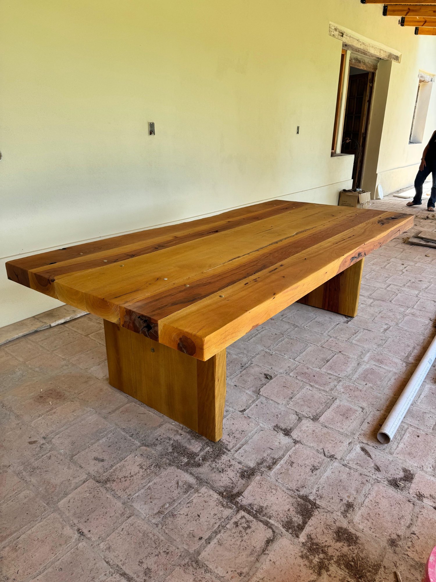 Mesa alta de quebracho en taller